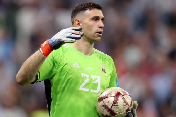 莫佩調(diào)侃撞傷萊諾成就大馬丁：“難道他不應(yīng)該對(duì)我心存感激嗎？”